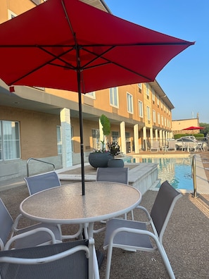 Piscine extérieure (ouverte en saison), chaises longues