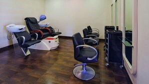 A room with a massage chair, a hair washing station, and a salon chair. - Holiday Inn Resort Goa by IHG (Cavelossim)