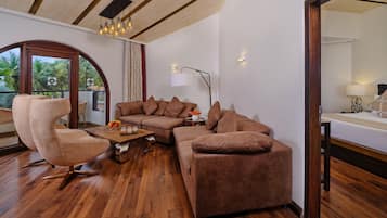 Una sala de estar moderna con un sofá modular, un sillón redondo y una mesa de centro de madera.