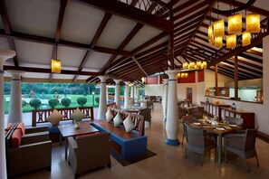 3 nhà hàng, phục vụ bữa sáng, bữa trưa, bữa tối, món Ý 