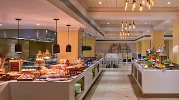 3 か所のレストラン、朝食、ランチ、ディナーに営業 (イタリア料理)