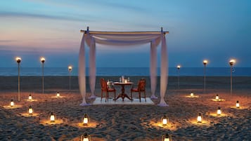 3 restaurants; breakfast, lunch, and dinner served