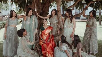 Un groupe de personnes s'est rassemblé sous un arbre, vêtues de costumes traditionnels.