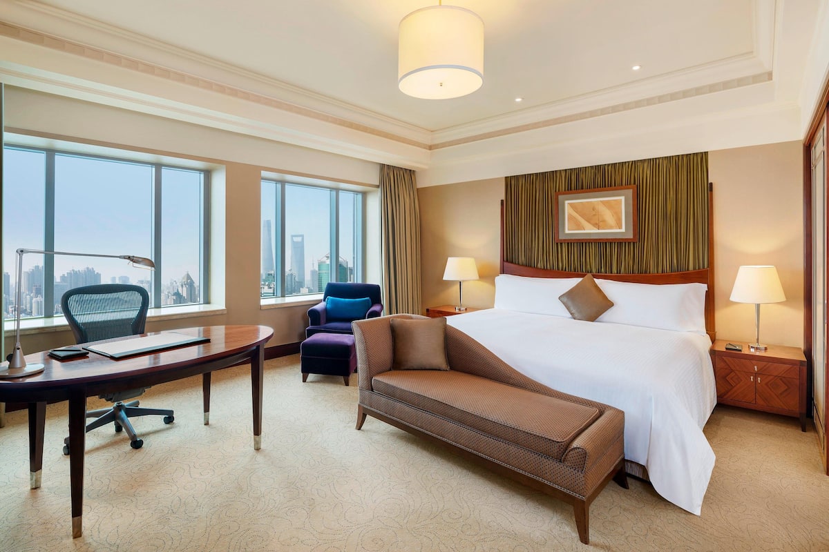 Deluxe Room, 1 Katil Raja (King) | Peralatan tempat tidur hipoalergenik, bar mini, peti besi dalam bilik