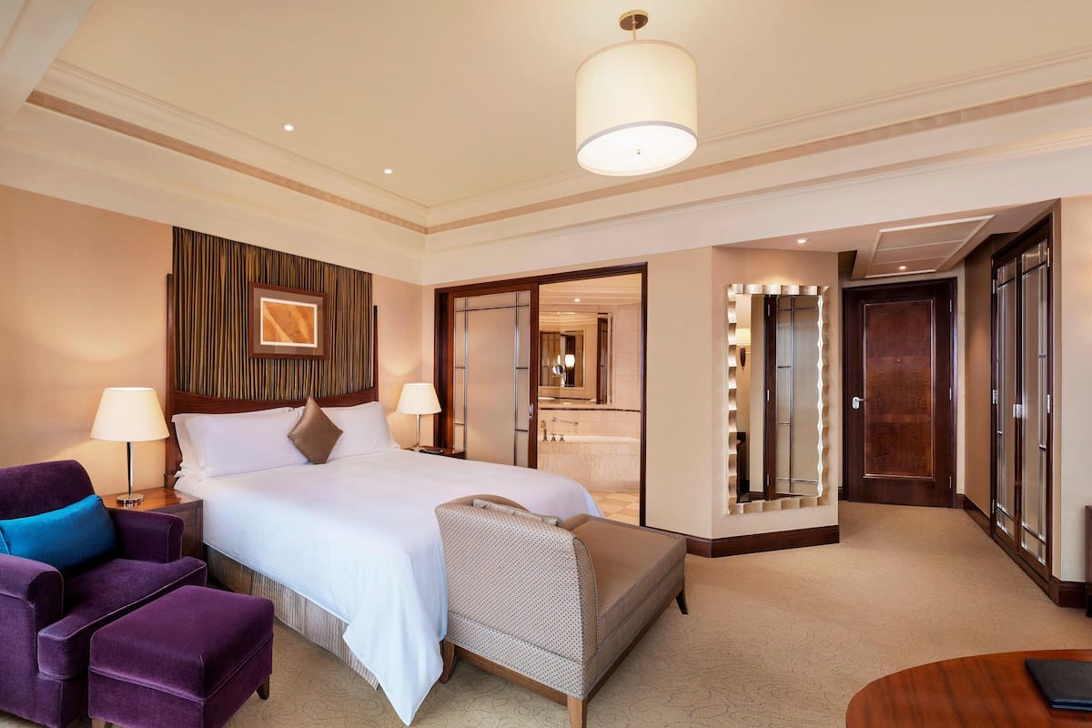 Deluxe Room, 1 Katil Raja (King) | Peralatan tempat tidur hipoalergenik, bar mini, peti besi dalam bilik