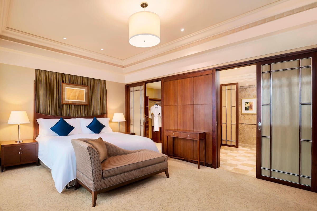 Executive Suite, 1 Bedroom | Peralatan tempat tidur hipoalergenik, bar mini, peti besi dalam bilik