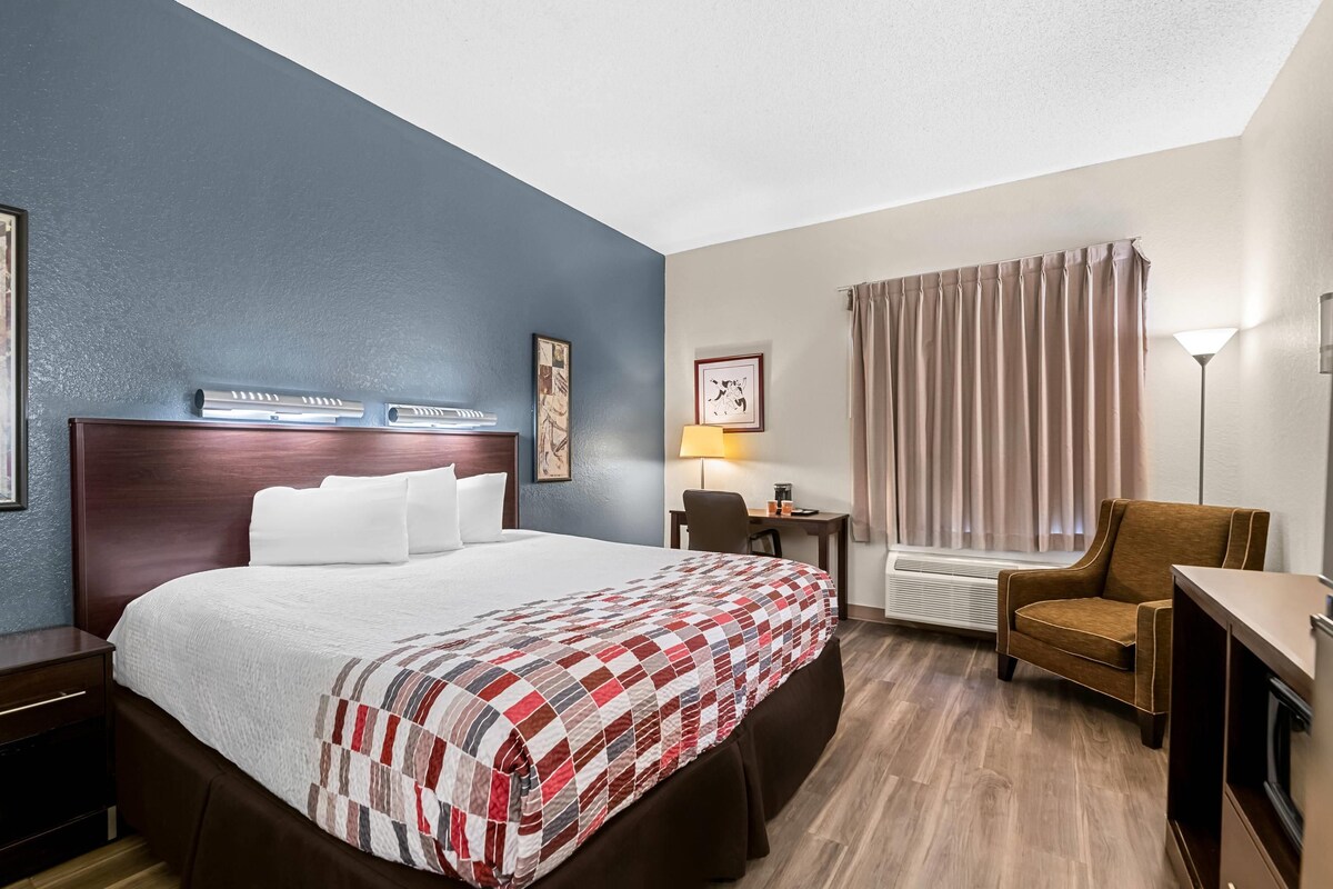 Habitación, 1 cama de matrimonio grande, accesible para personas con discapacidad, no fumadores | Caja fuerte, escritorio, espacio para trabajar con un portátil