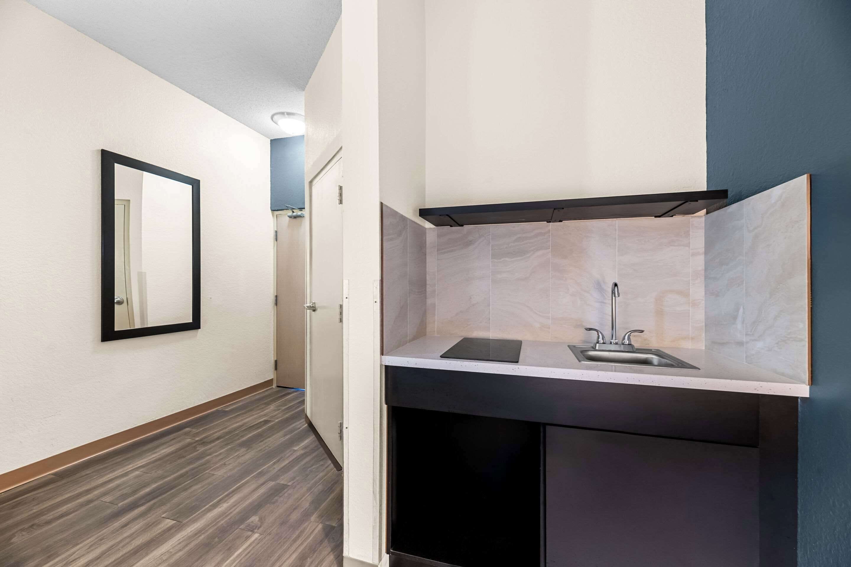 Tam boy buzdolabı, mikrodalga fırın, set üstü ocak, kahve/çay makinesi 