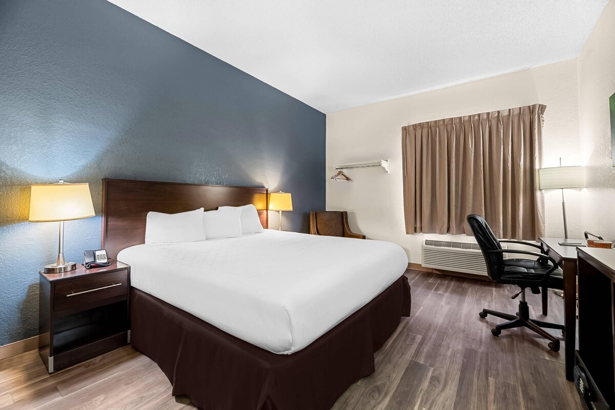Standard Room, 1 King Bed, Non Smoking | In-room safe, desk, laptop workspace, iron/ironing board