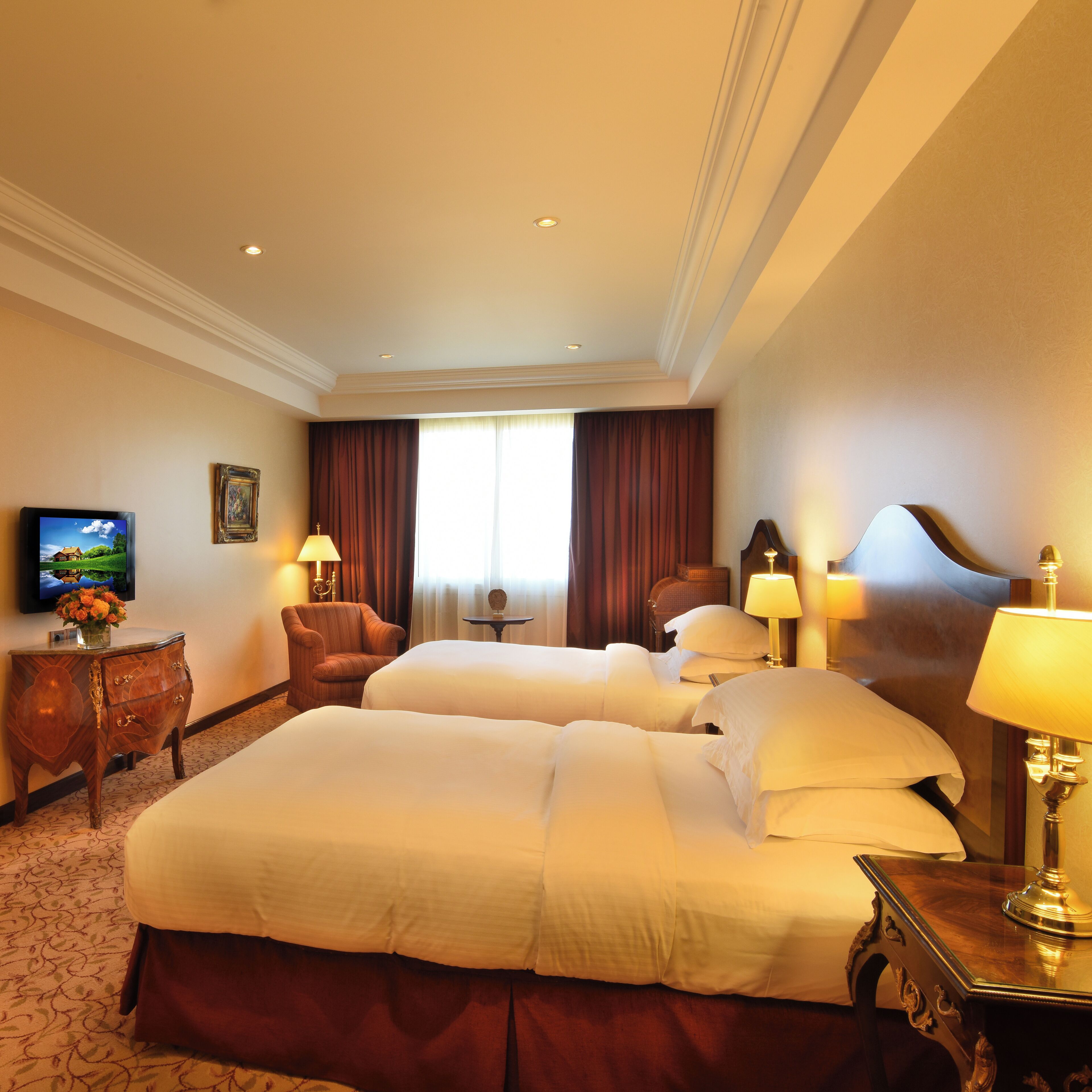 Minibar, caja de seguridad en la habitación y escritorio 