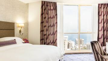 Minibar, Zimmersafe, Schreibtisch, Verdunkelungsvorhänge