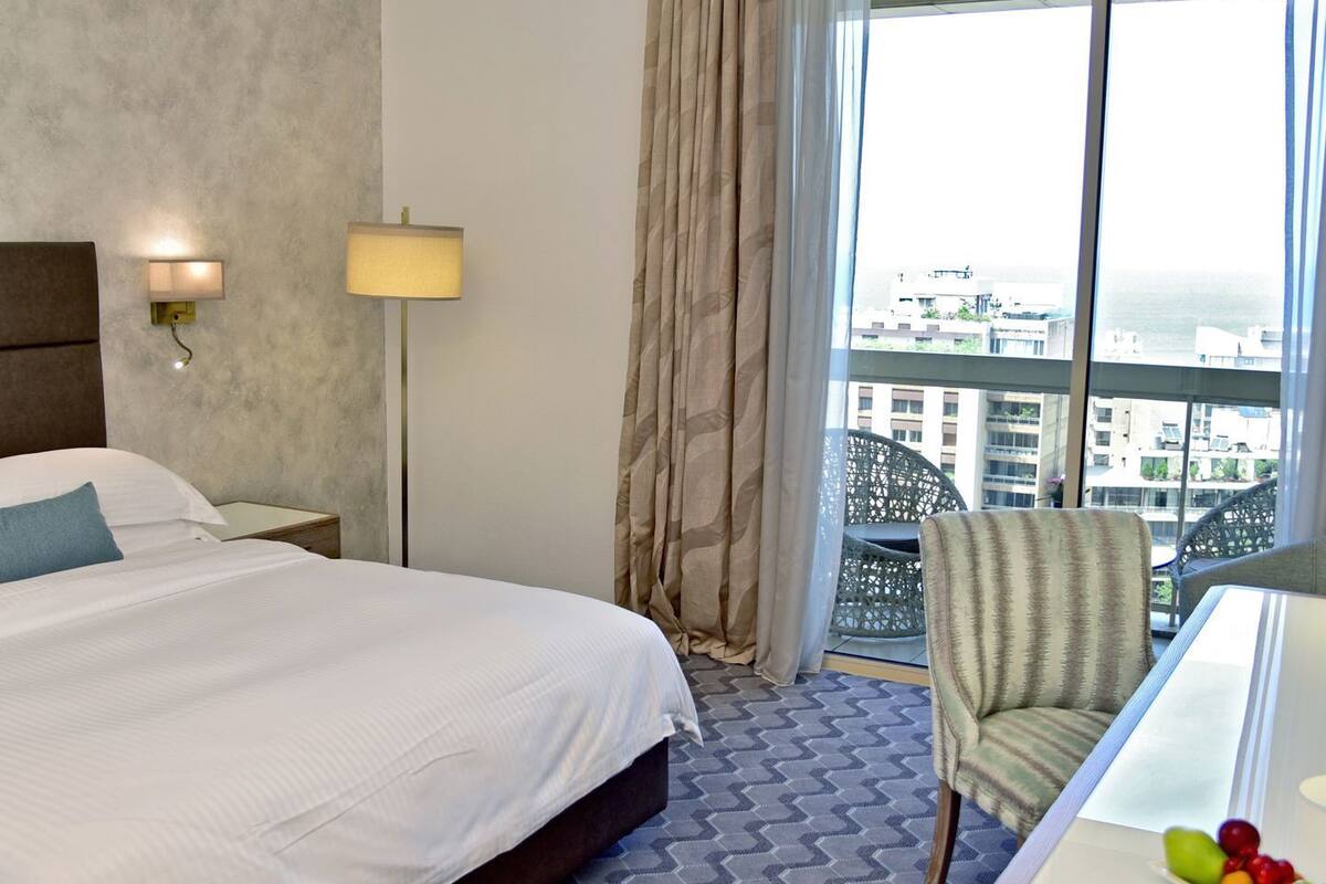 Minibar, coffres-forts dans les chambres, bureau, rideaux occultants