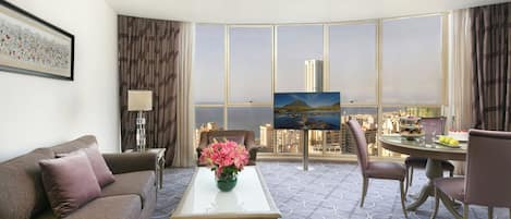 Minibar, Zimmersafe, Schreibtisch, Verdunkelungsvorhänge