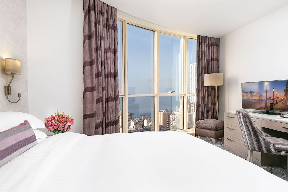 Suite, vista mare (Ambassador) | Minibar, una cassaforte in camera, una scrivania, tende oscuranti