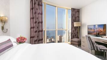 Suite, uitzicht op zee (Ambassador) | Een minibar, een kluis op de kamer, een bureau, verduisterende gordijnen