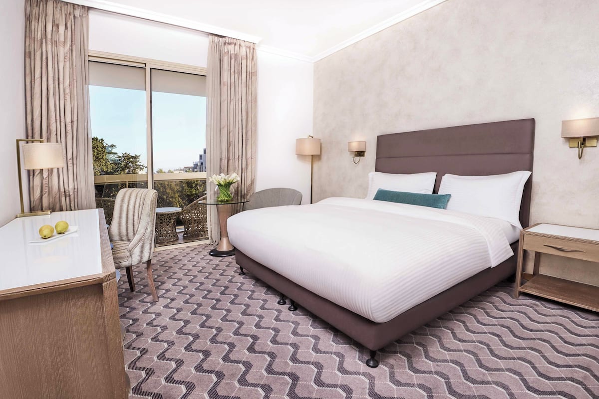 Rom, 1 kingsize-seng (Guest) | Minibar, safe på rommet, skrivebord og blendingsgardiner