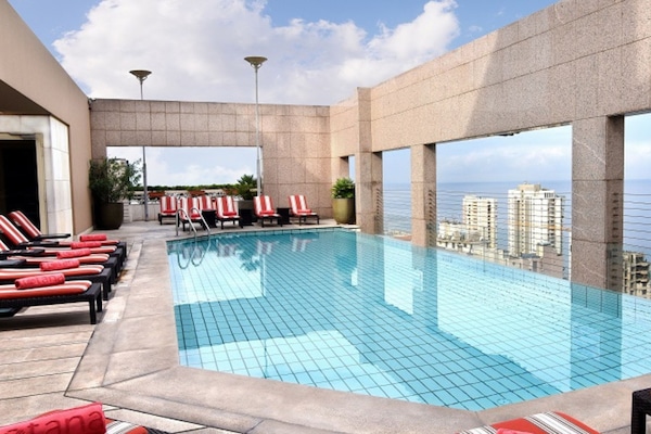 Außenpool, geöffnet von 06:30 Uhr bis 22:30 Uhr, Sonnenschirme