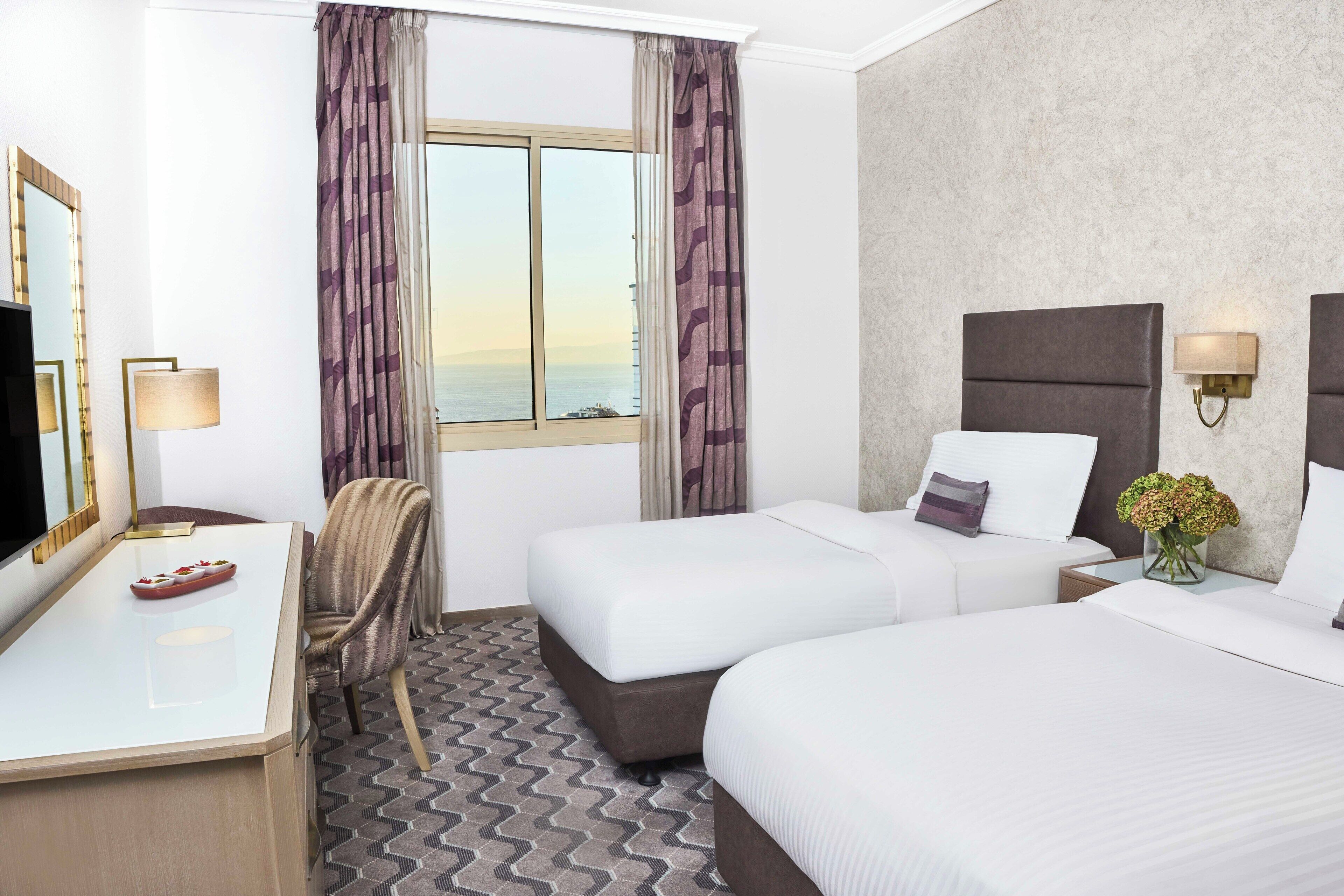 Minibar, caja de seguridad en la habitación y escritorio 