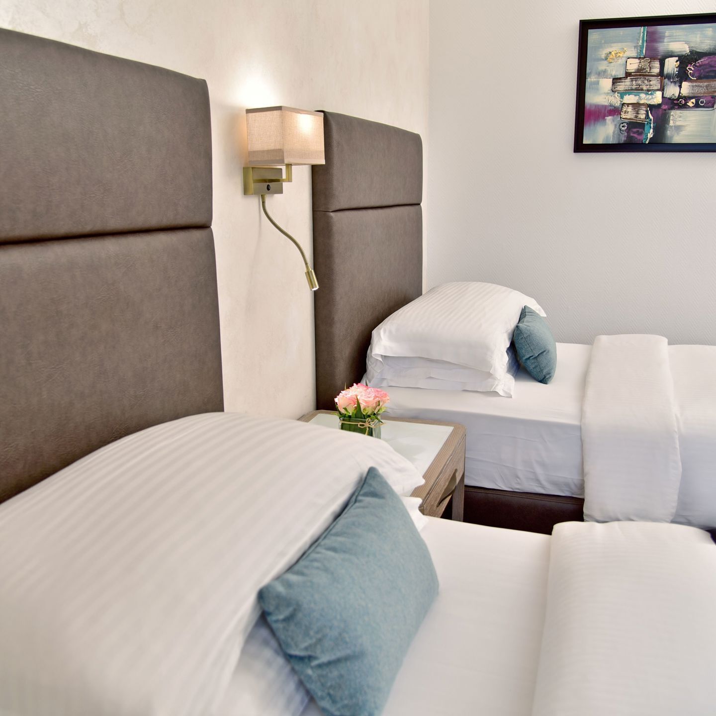 Minibar, coffres-forts dans les chambres, bureau, rideaux occultants