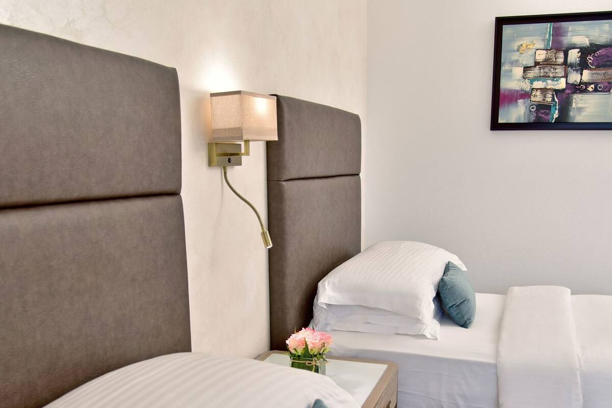 Minibar, coffres-forts dans les chambres, bureau, rideaux occultants