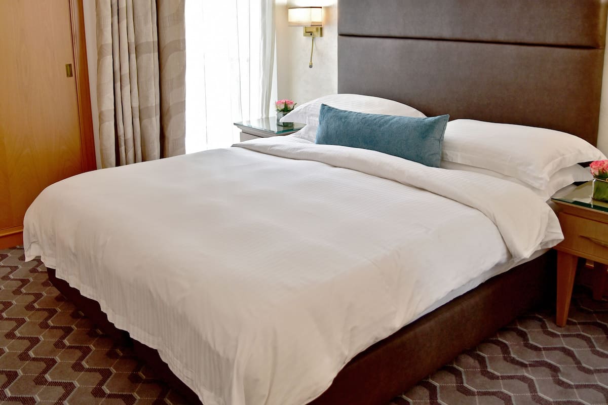 Suite, 2 Bedrooms | Minibar, in-room safe, desk, blackout drapes