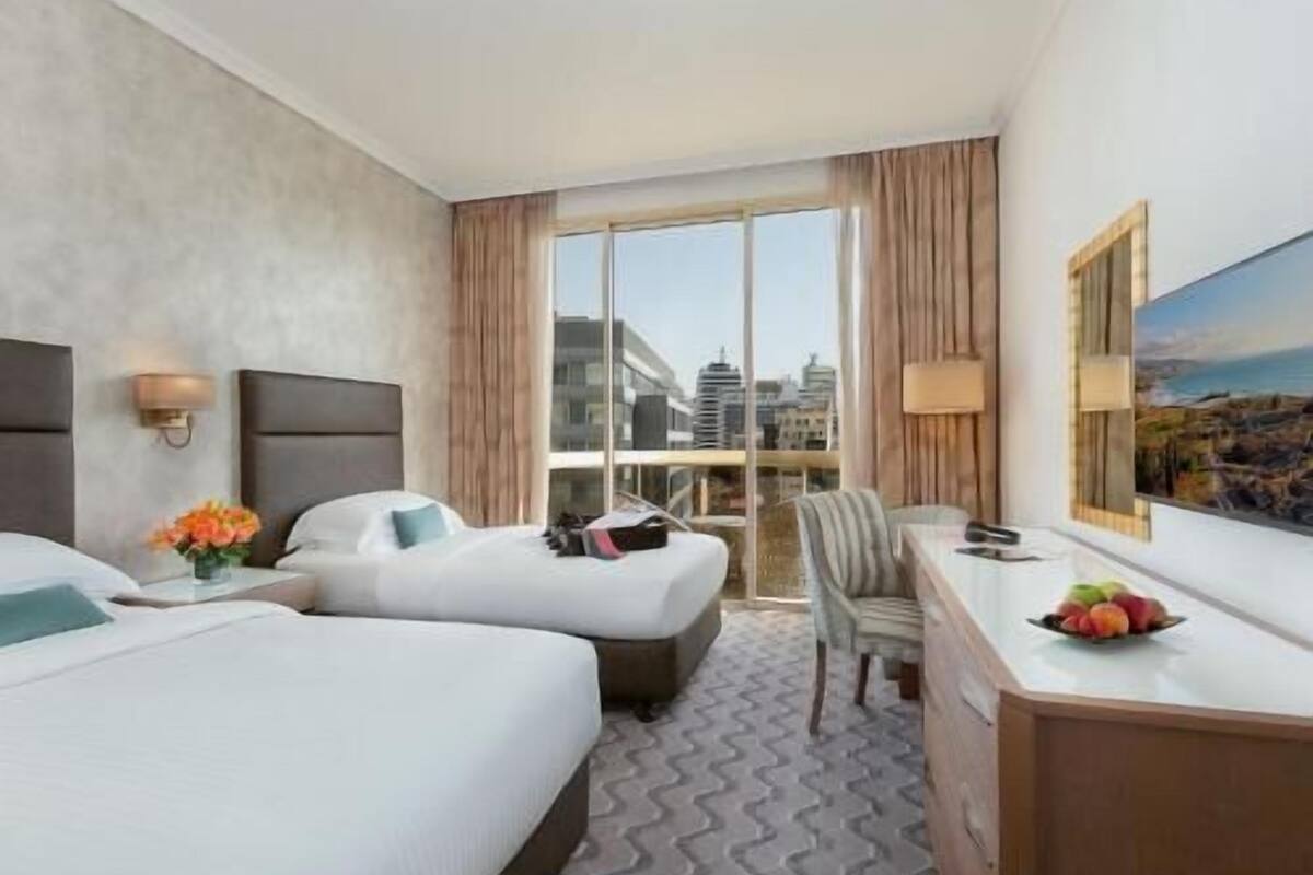Minibar, coffres-forts dans les chambres, bureau, rideaux occultants