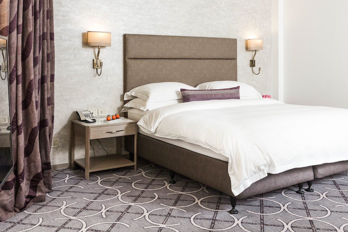 Junior Suite, 1 King Bed, Club Lounge Access | Minibar, in-room safe, desk, blackout drapes
