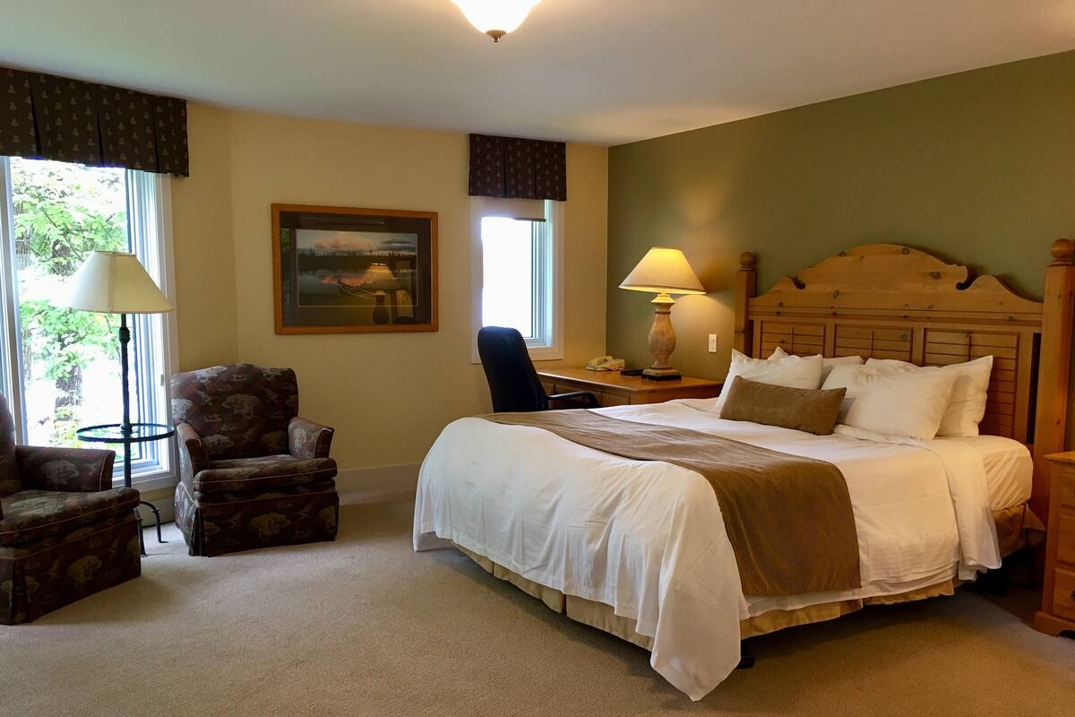 Luxury Room | Pillow-top beds, iron/ironing board, free WiFi, bed sheets