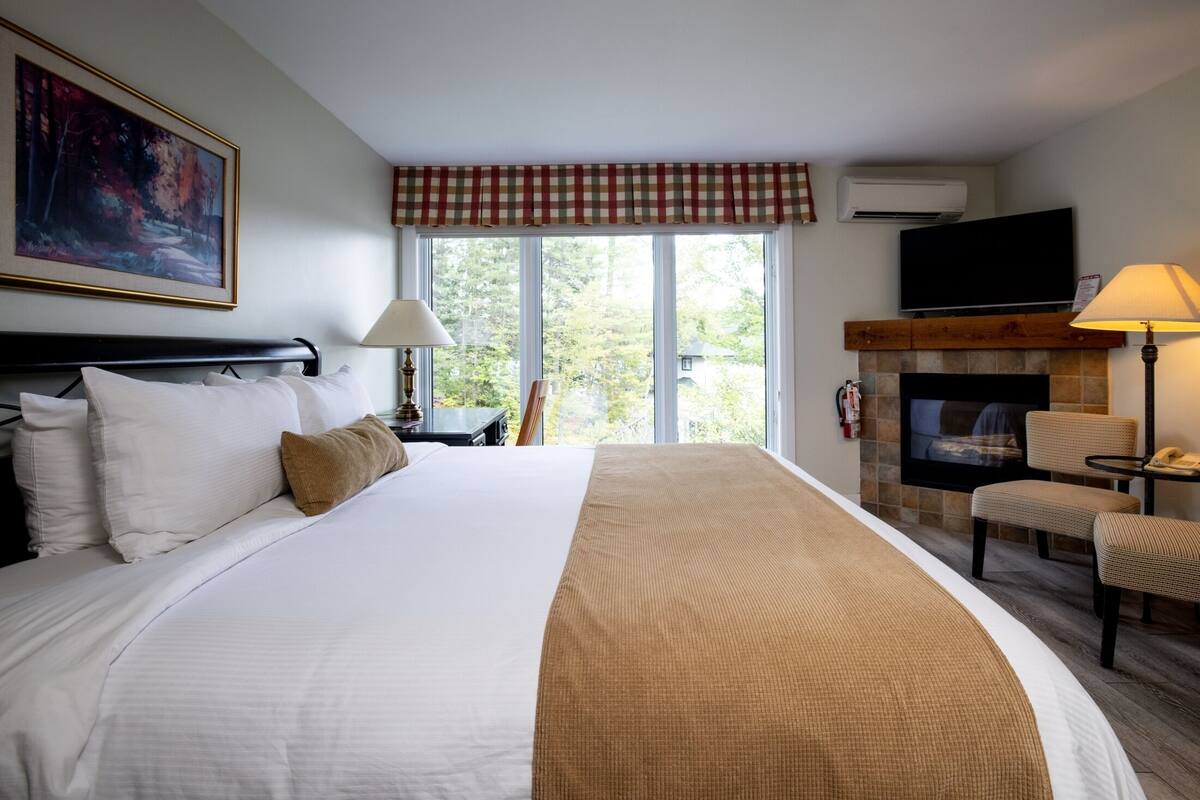 Luxury Room | Pillowtop beds, iron/ironing board, WiFi (free), bed sheets