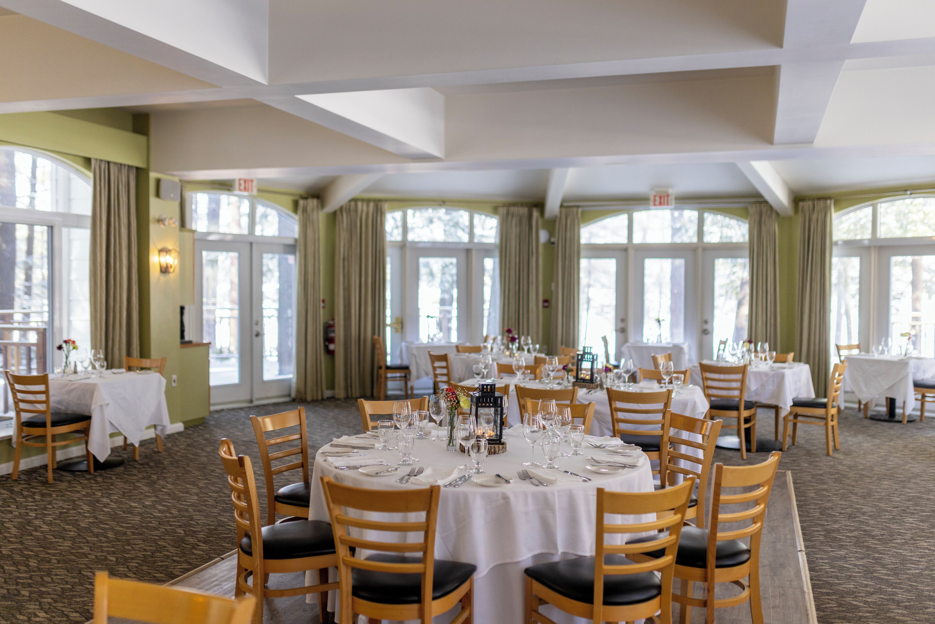 Serveert ontbijt, lunch en diner