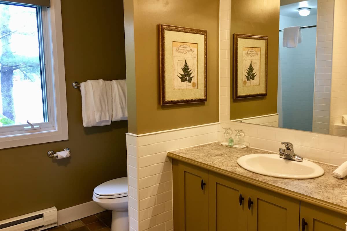 luxury room | bathroom | free toiletries, hair dryer, bathrobes, towels