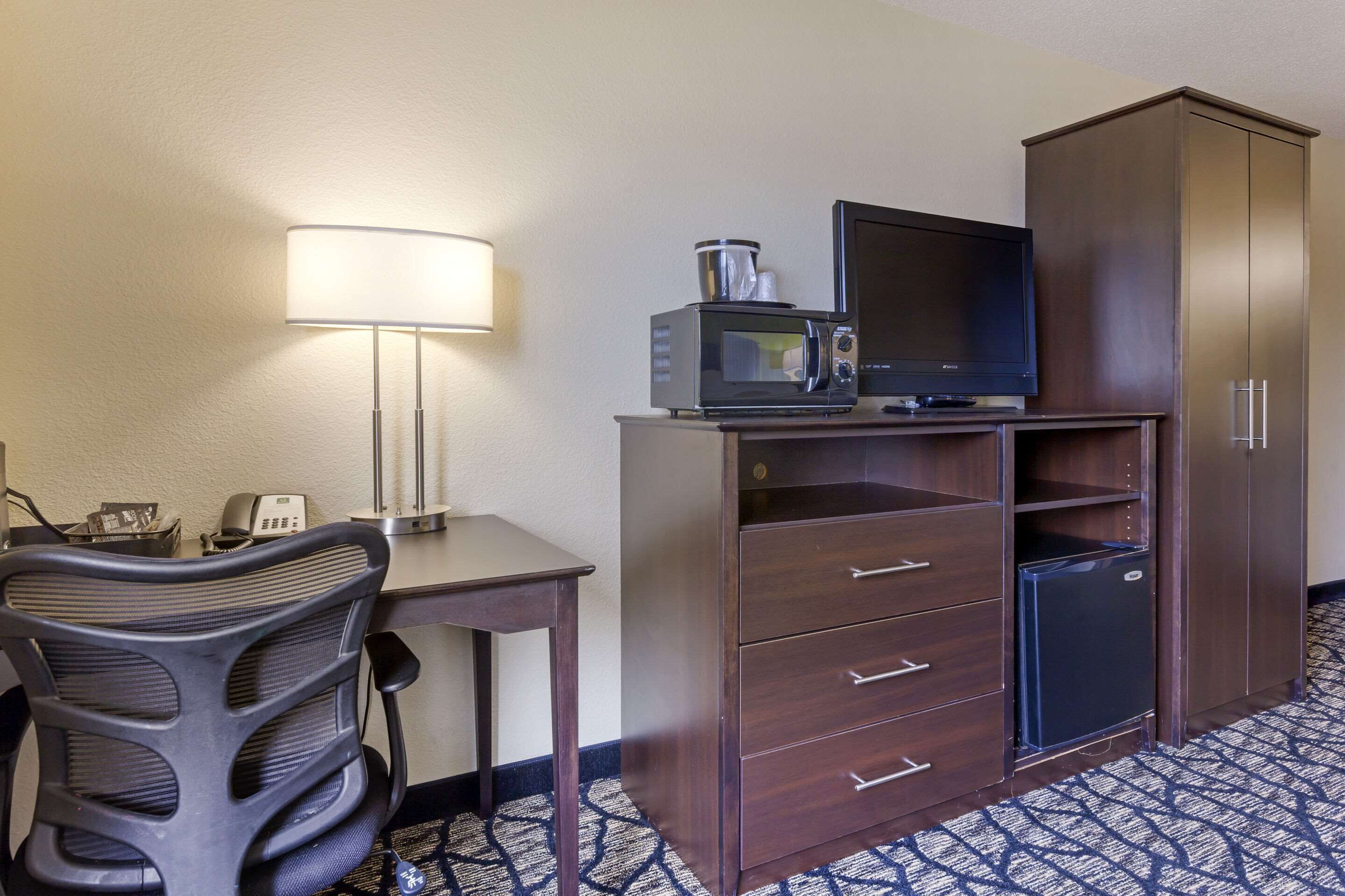 room, 1 king bed, non smoking | desk, laptop workspace, iron/ironing board, cots/infant beds