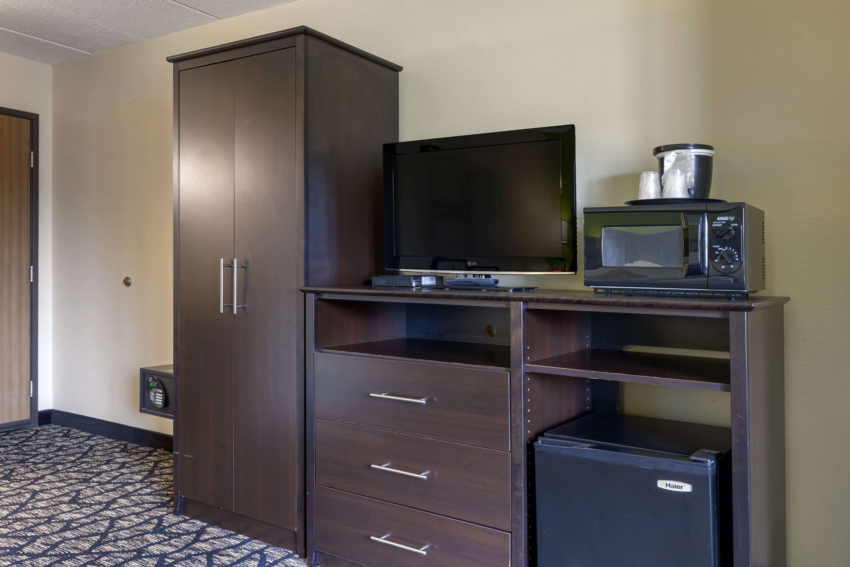 desk, laptop workspace, iron/ironing board, cots/infant beds