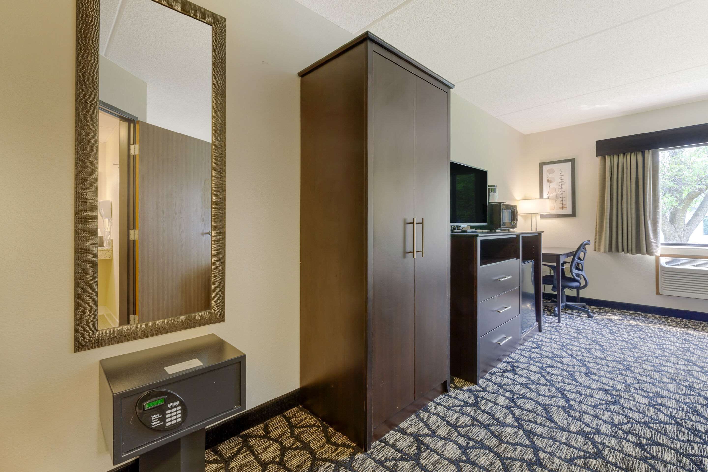 room, 1 queen bed, accessible, non smoking | desk, laptop workspace, iron/ironing board, cots/infant beds