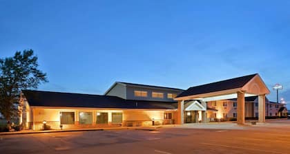 AmericInn by Wyndham Marshall