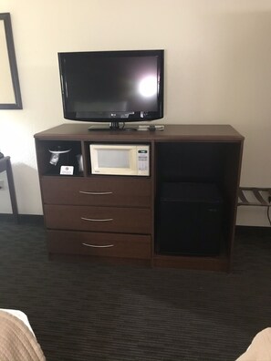 Room, 2 Queen Beds, Accessible, Non Smoking | Room amenity