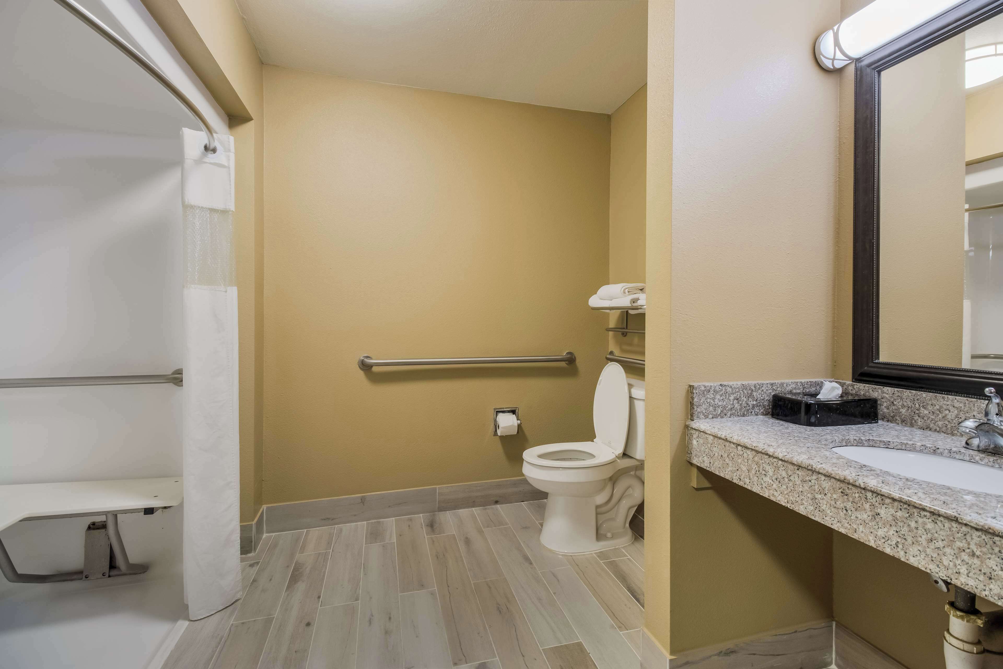 combined shower/bathtub, hair dryer, towels