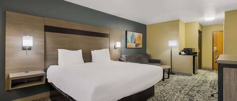 Skrivbord, arbetsyta för laptop och mörkläggningsgardiner