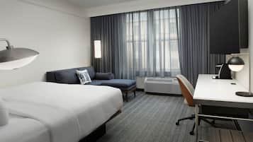 Habitación, 1 cama King size | Ropa de cama de alta calidad y escritorio