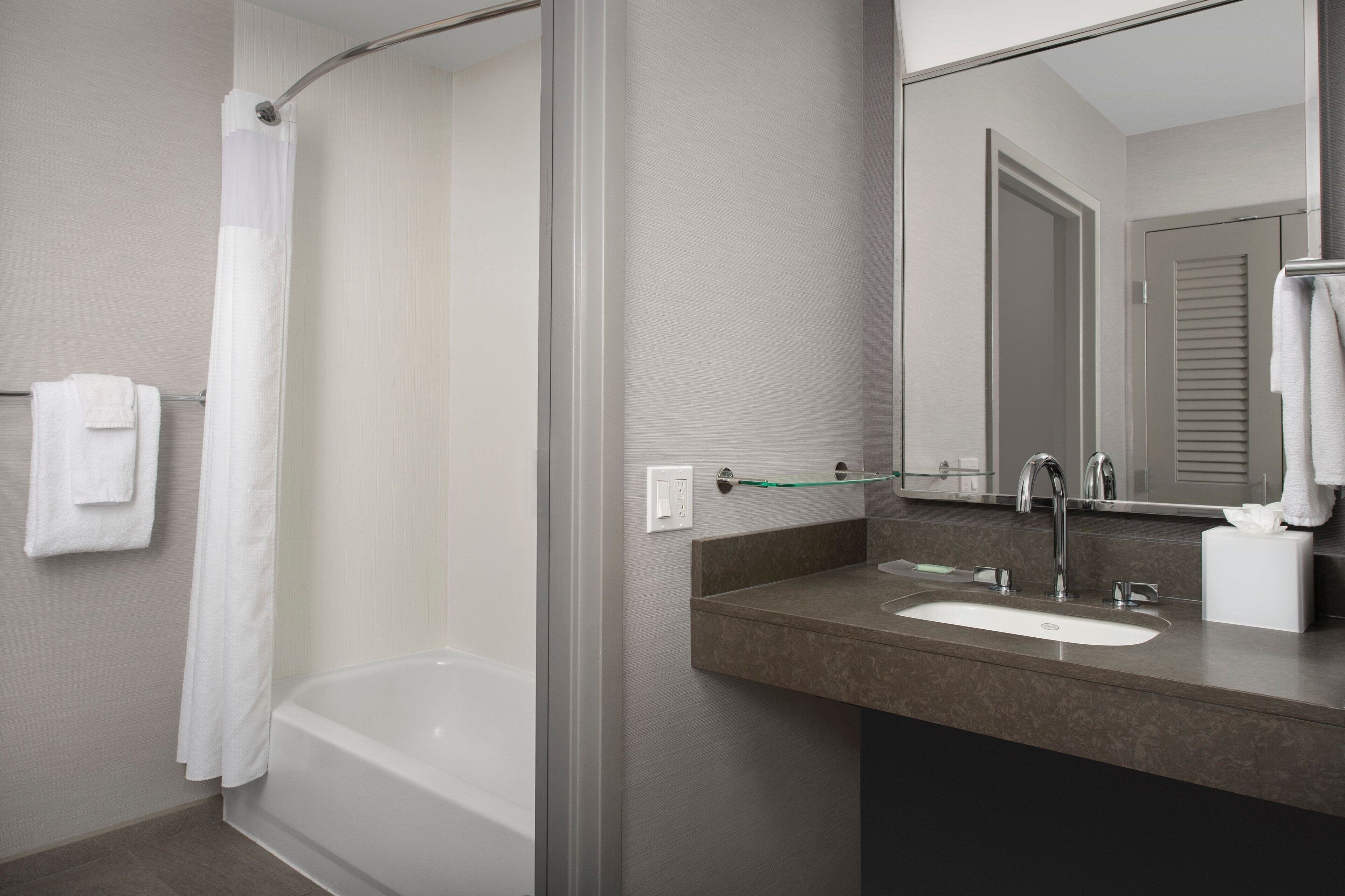 Combined shower/tub, free toiletries, hair dryer, towels