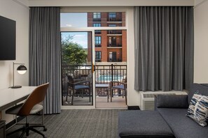 Zimmer, 1 King-Bett und Schlafsofa, Balkon | Hochwertige Bettwaren, Schreibtisch, Bügeleisen/Bügelbrett
