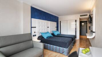 Habitación triple Deluxe, 1 cama doble con sofá cama (with Spa Access) | Minibar, caja fuerte, escritorio y espacio para trabajar con un portátil