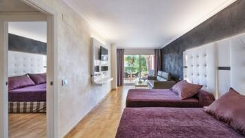 Familiekamer (with Spa Access) | Een minibar, een kluis op de kamer, een bureau, een laptopwerkplek