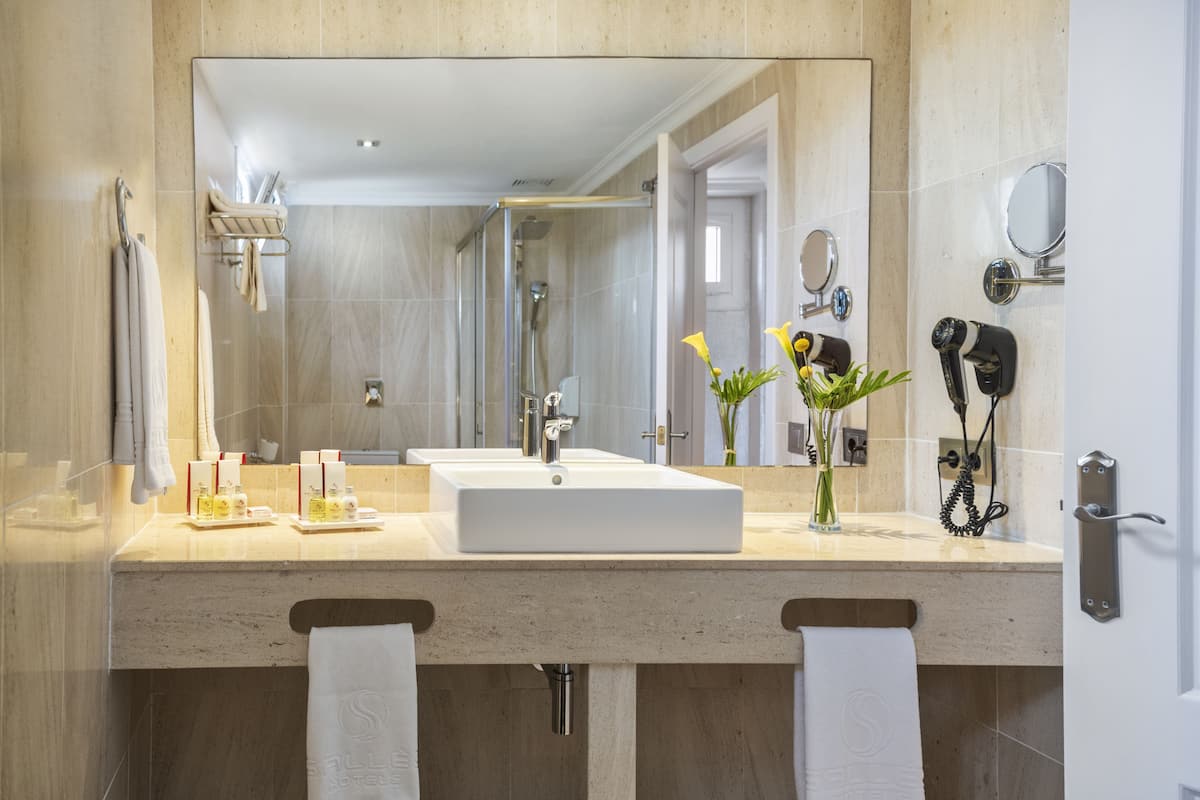 combined shower/bathtub, free toiletries, hair dryer, bathrobes