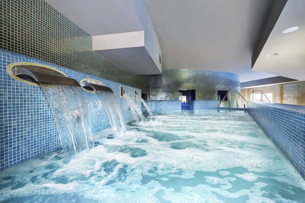 Sauna, hot tub, steam room, Turkish bath/hammam, body treatments