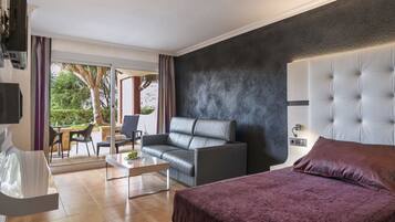 Chambre Familiale (with Spa Access) | Minibar, coffres-forts dans les chambres, bureau