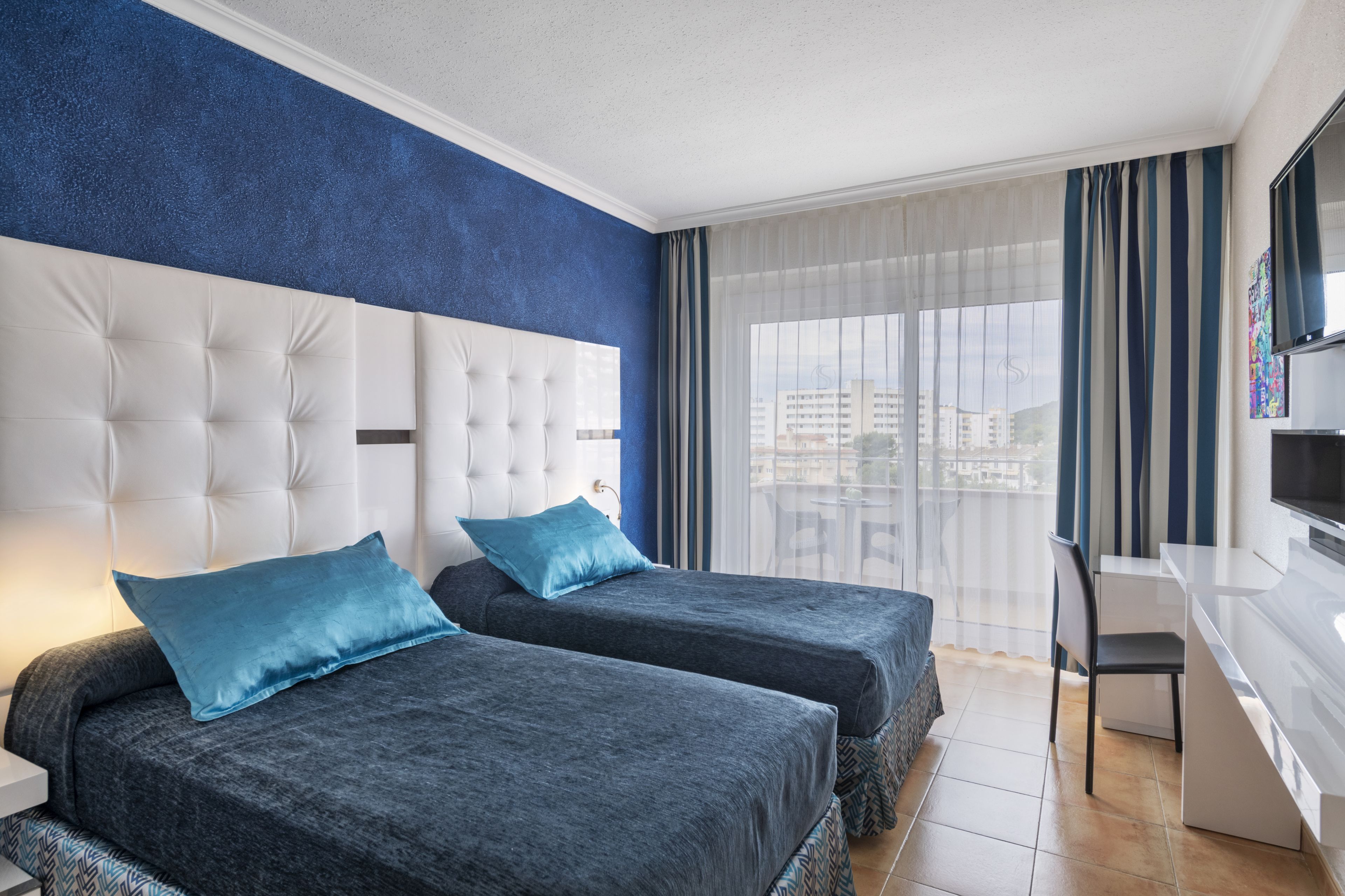 deluxe double room, pool view (with spa access) | 1 bedroom, minibar, in-room safe, desk