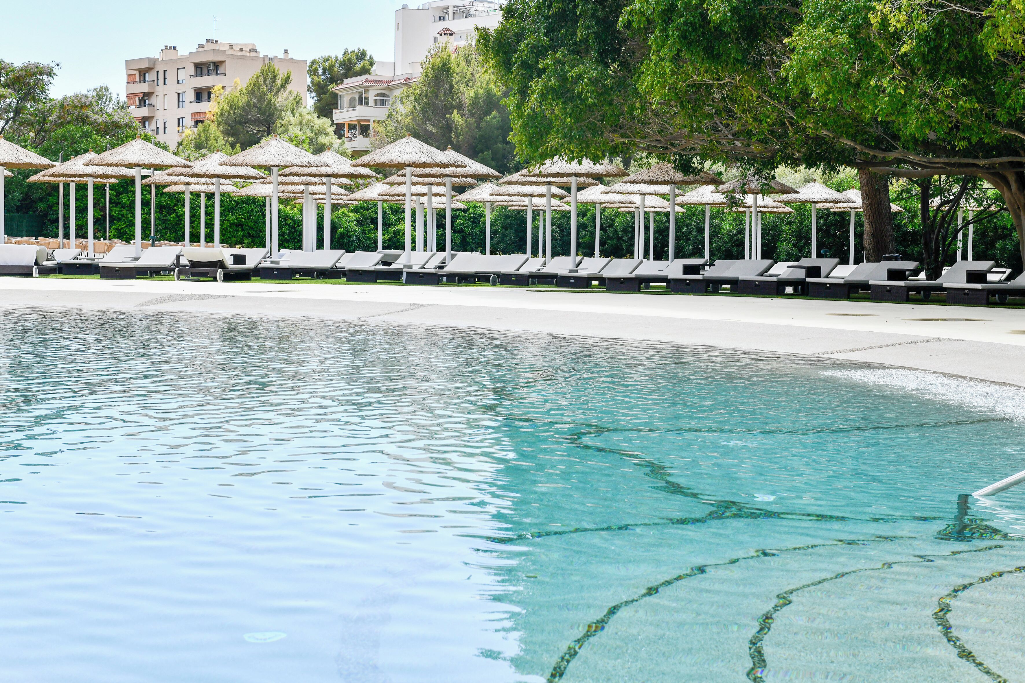 Indoor pool, 3 outdoor pools, pool umbrellas, sun loungers