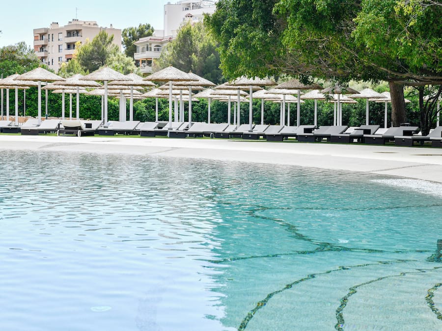 Innendørsbasseng,3 utendørsbassenger, bassengparasoller og solsenger