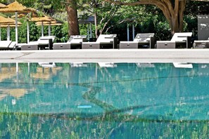 Indoor pool, 3 outdoor pools, pool umbrellas, pool loungers